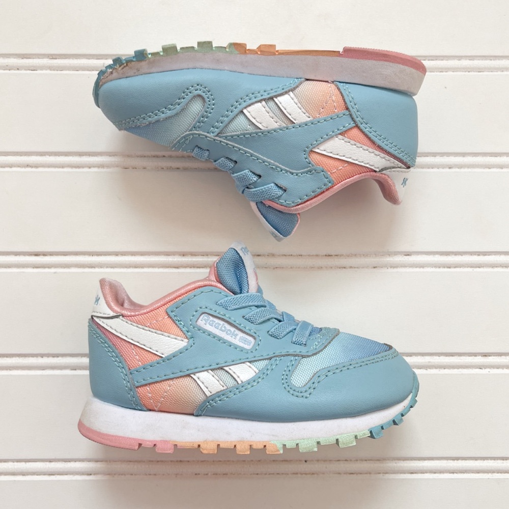 REEBOK VGUC Girls Retro Sport Style Classic Sneakers in Pastel Colorway